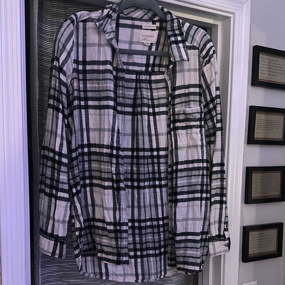 American Eagle (M) gray and White Plaid Flannel
